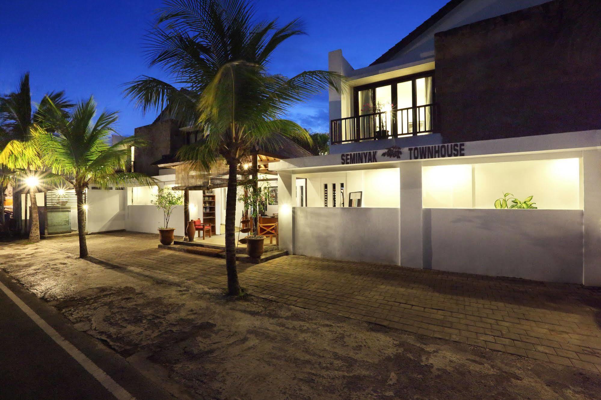 Апарт отель Seminyak Townhouse Экстерьер фото